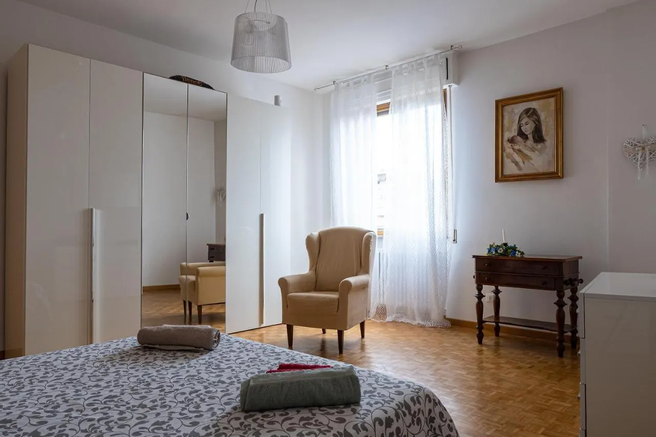 Gold Attic Apartment Ferrara 0*,